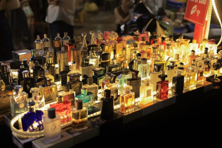 مجموعة متنوعة من زجاجات العطور المعروضة في أحد الأسواق - دليل أفضل عطر نسائي في السعودية 2026